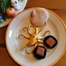 Präsentierteller mit goldenem Tintenfisch. Handmade in Switzerland.