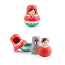 Salz- und Pfefferstreuer Set „Little Red“. 2 Streuer plus Halterung aus Porzellan.