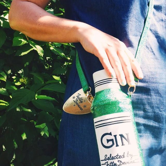 Trinkflasche und Umhänge-Hülle„Gin“ von Tatty Devine. Ideal für den Festival -Sommer