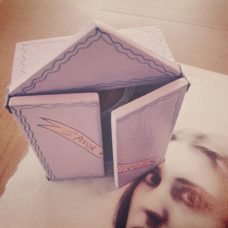 Kästchen mit romantischem Altarbild. Handgemacht in einem Sozialprojekt in Peru.